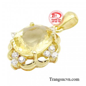 chiếc mặt dây đính đá Citrine đã khiến biết bao chị em đứng ngồi không yên vì sự rạng rỡ yêu kiều vốn có. 