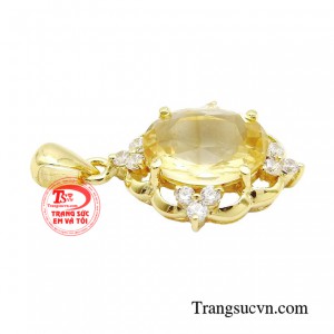 Với chiếc mặt dây được chế tác tinh xảo, kỳ công, phái đẹp sẽ thể hiện được nét quý phái và sang trọng mà ai cũng phải ngưỡng mộ