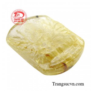 Phật Bản Mệnh Thiên Thủ Thiên Nhãn còn được chạm khắc tỉ mỉ từ đá thạch anh tóc vàng giúp hấp thụ linh khí đất trời đem đến năng lượng tích cực cho người đeo.