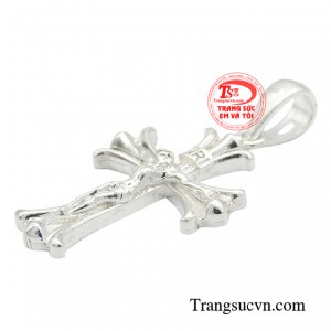 Người ta cho rằng mang trang sức thánh giá bên người sẽ được Chúa bảo vệ. 