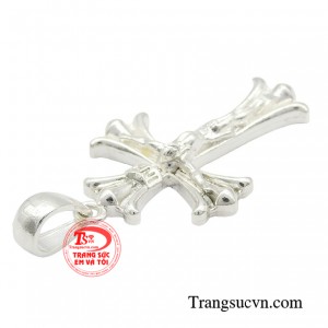 Nhờ ý nghĩa thiêng liêng cộng với kiểu dáng thời trang nên thánh giá đã trở thành nguồn cảm hứng sáng tạo cho các nhà hoàn kim chế tác trang sức. 