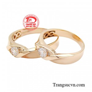 Bên cạnh ý nghĩa thiêng liêng về lời thề ước trọn đời, cặp nhẫn cưới vàng hồng này còn là sự lựa chọn hoàn hảo cho những cặp đôi yêu thích sự sang trọng, tinh tế. 