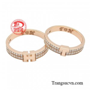 Nhẫn cưới vàng hồng thủy chung là tín vật thiêng liêng, sẽ đồng hành và chứng kiến hạnh phúc của các cặp đôi. 