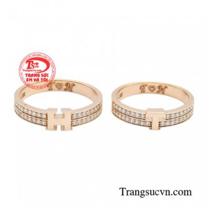 Nhẫn cưới được xem là tín vật, minh chứng cho tình yêu của cô dâu và chú rể cũng như gắn kết hai con tim cùng chung nhịp đập với nhau.