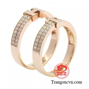 Nhẫn cưới vàng hồng mang đến một nguồn năng lượng tươi trẻ, hiện đại và hoàn toàn mới cho các cặp đôi. 