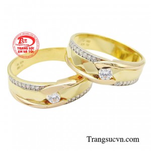 Nhẫn cưới vàng tây nguyện ước được xem là vật đính ước của đôi uyên ương để thể hiện mong muốn về cuộc sống hôn nhân hạnh phúc, bền chặt.