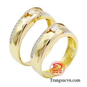 Viên đá chủ dáng tròn được đặt chìm khéo léo trong thân nhẫn từ vàng 18k góp phần tạo nên sức hút kỳ lạ, phù hợp với mọi phong cách của cặp đôi.