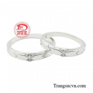 Nhẫn đôi bạc gắn kết là sự lựa chọn tuyệt vời dành cho những cặp đôi đang yêu nhau như một món quà, kỷ vật theo các bạn đi cùng năm tháng, cùng tình yêu dài lâu.
