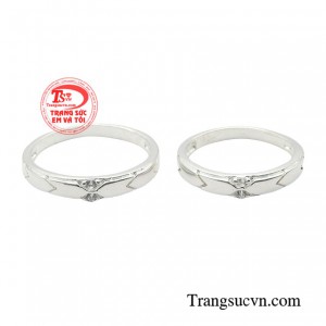 Với thiết kế tinh xảo, nhẫn đôi bạc là lời khẳng định sự gắn bó của tình yêu đôi lứa.