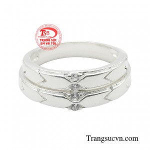 Sản phẩm được làm từ bạc 925 nên sở hữu độ sáng bóng tuyệt đẹp, không gây dị ứng.