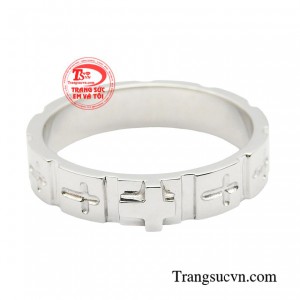 Bởi vậy chiếc nhẫn mang một thiết kế hoàn toàn riêng biệt không lẫn vào đâu được.