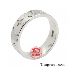 Nhẫn nam vàng trắng phóng khoáng thu hút ánh nhìn đầu tiên bởi nét đơn giản mà tinh tế. 