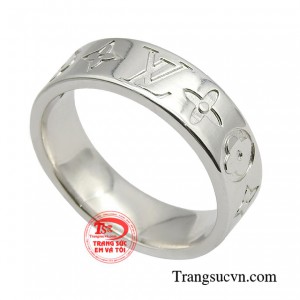 Chiếc nhẫn là sự kết tinh phong thái nam tính cho người đàn ông, từ mạnh mẽ, chính trực trong công việc cho đến tự tin, hào sảng trong mọi cuộc vui. 