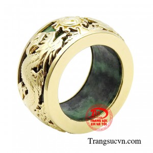 Nhẫn ngọc bọc rồng phú quý không chỉ là phụ kiện trang sức đẹp mắt mà còn có ý nghĩa phong thủy vô cùng quan trọng thu hút linh khí của đất trời, trừ tà, hóa sát, chiêu tài, mang lại thịnh vượng.