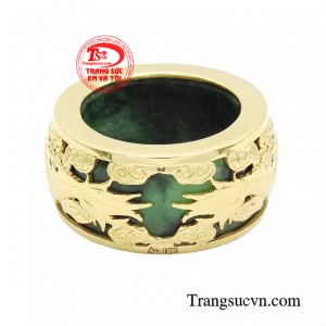 Chiếc nhẫn này được coi là biểu tượng cho sức mạnh, quyền uy mang đến tài lộc và may mắn cho người đeo.