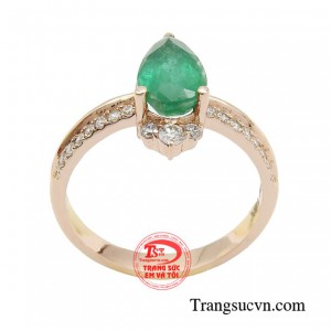 Trang sức emerald mang đến giá trị thời trang đẳng cấp vì thể hiện được sự sang trọng, cao cấp và tinh tế cho con người. 
