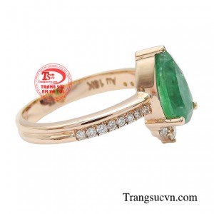 Ngọc lục bảo dễ dàng toát lên sức hút quyền lực và giá trị hoàn hảo. 