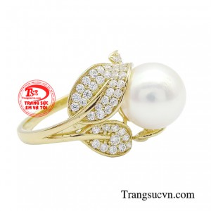 Ngoài ra, sự kết hợp hoàn hảo giữa chất liệu vàng 18K và viên ngọc trai tạo nên phong thái thanh tao, đầy cuốn hút cho phái đẹp.