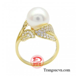 Trang sức ngọc trai mang vẻ đẹp thanh khiết tựa như đóa hoa trong sáng tinh khôi