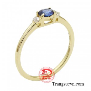 Nhẫn nữ sapphire đài các ẩn chứa trong mình sắc màu diệu kỳ, viên sapphire sở hữu những giác cắt hoàn mỹ tạo nên hiệu ứng lấp lánh thu hút. 