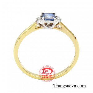 Sản phẩm lựa chọn thiết kế tinh khôi với kim cương cùng sapphire tựa như vẻ đẹp thuần khiết, tạo điểm nhấn tinh tế trong phong cách thường ngày. 