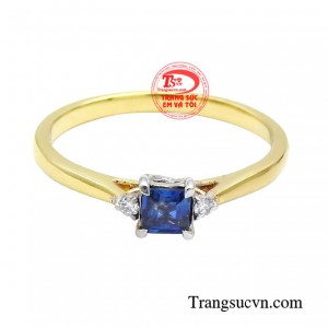 Nhẫn sapphire cũng được coi là biểu tượng tối cao cho nét duyên dáng thanh lịch của phái đẹp, đơn giản nhưng không kém phần rực rỡ, nổi bật.