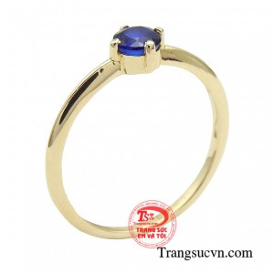 Nhẫn nữ sapphire kiều diễm có thiết kế đơn giản tạo nên điểm nhấn ấn tượng đáng nhớ cùng màu xanh của sapphire.