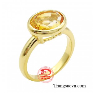 Nhẫn nữ thạch anh vàng thanh lịch với đường nét thiết kế tinh xảo, ấn tượng trên chất liệu đá thạch anh vàng mang đến cho người phụ nữ vẻ duyên dáng kiêu sa. 