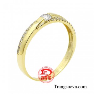 Nhẫn nữ vàng thời trang tinh tế đơn giản mà không kém phần sang trọng. 