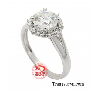  Với đường nét thiết kế sắc sảo, kết hợp cùng ánh sắc sang trọng từ vàng trắng 18k, mẫu trang sức tôn lên khí chất quý phái, thần thái thu hút. 