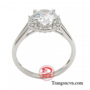 Như đóa hoa nở rộ, lộng lẫy và mê hoặc, trong mọi bữa tiệc bạn sẽ là tâm điểm của mọi ánh nhìn. 