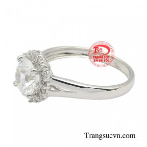 Chỉ cần đeo trên tay chiếc nhẫn này, nàng đã có thể tự tin xuống phố.