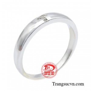 Nhẫn thánh giá vàng trắng tinh tế được chế tác từ vàng 14k không chỉ góp phần thêm sự sang trọng mà còn đặc biệt bởi chi tiết hình thánh giá trên mặt nhẫn.