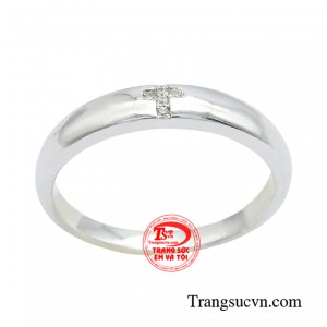 Chiếc nhẫn không chỉ giúp tôn lên vẻ đẹp cho đôi tay của người dùng mà còn thể hiện sự đẳng cấp trong từng chi tiết kiểu dáng.