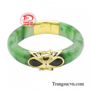 Vòng ngọc bọc vàng danh vọng mang trong mình một vẻ đẹp và khí chất riêng. 