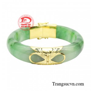 Sản phẩm không chỉ có sự cao quý của ngọc, mà còn có khí chất vương giả sang trọng của chất liệu vàng. 