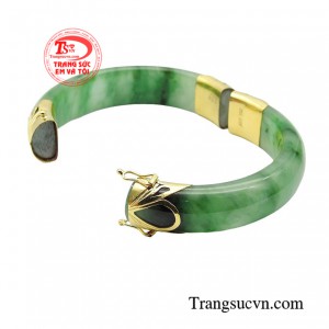 Theo quan niệm phương Đông người ta tin rằng cẩm thạch là một linh vật có thể bảo vệ cơ thể khỏi các năng lượng xấu, phục hồi thể chất và tinh thần của người đeo.