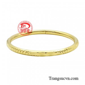 Thiết kế thanh lịch, tinh tế của món trang sức chế tác từ vàng 10k có thể kết hợp ăn ý với loại trang phục. 