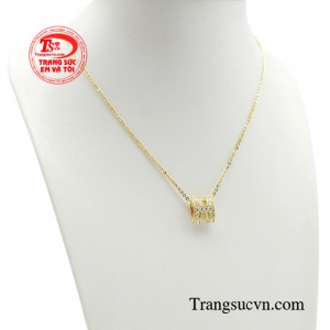 Chúng giúp khẳng định vẻ đẹp của mỗi cô gái tỏa sáng lộng lẫy trong mỗi lần xuất hiện. 