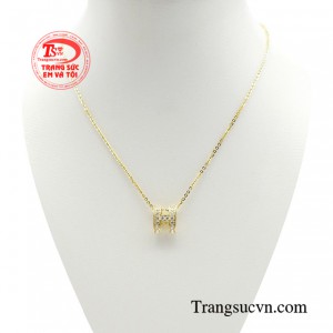 Bộ dây chữ H đẳng cấp là điểm nhấn sáng trên cổ và khoe trọn phần xương quai xanh cuốn hút. 