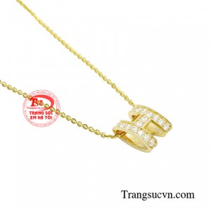 Bộ dây chuyền này sẽ giúp chị em sẽ trở nên cá tính và quyến rũ hơn bao giờ hết. 