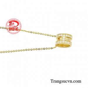 Người sở hữu bộ dây chuyền vàng này hẳn là người phụ nữ mạnh mẽ, trí tuệ và đầy bản lĩnh. 