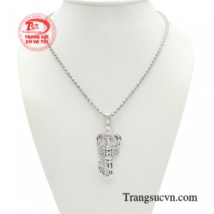 Bộ dây chuyền bọ cạp thời trang được coi là vật hộ mạng, giúp con người chống lại những mối nguy hiểm, vận rủi và những thế lực xấu xa. 