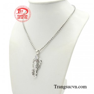 Việc sở hữu bộ dây chuyền bọ cạp được quan niệm rằng sẽ xua đuổi được tà ma 