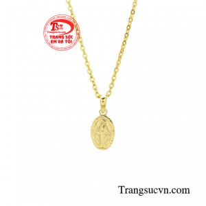 Đặc biệt, hình ảnh Đức Mẹ trong tư thế ban ơn, cánh tay đưa ra, đôi mắt nhìn xuống tượng trưng cho sự che chở và ban phước của Đức Mẹ đối với muôn loài.