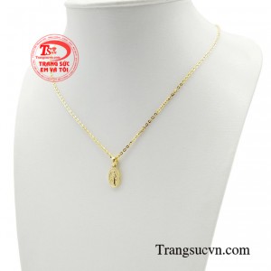 Bộ Dây Chuyền Đức Mẹ Ban Ơn được chế tác từ chất liệu vàng 10k, thể hiện sự uy nghiêm, hiền từ và tình yêu thương vô bờ của Đức Mẹ dành cho con người.