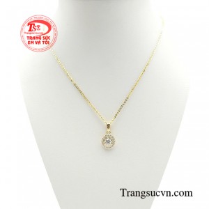 Bộ dây chuyền duyên dáng phái đẹp được tạo hình như một bông hoa tỏa sáng mang đến cho sản phẩm một nét đẹp rất riêng, vừa mong manh vừa quyến rũ hệt như vẻ đẹp của người con gái Việt.