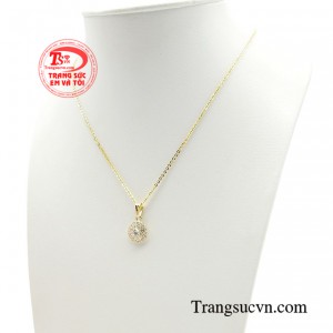 Sự quyến rũ của người phụ nữ không chỉ thể hiện qua phong cách thời trang mà còn qua khí chất.