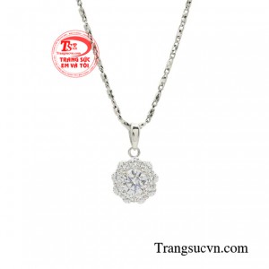 Sự kết hợp hài hòa giữa chất liệu vàng trắng 18K và đá Cz được đính kết một cách tỉ mỉ, tạo nên sự đẳng cấp của món trang sức. 