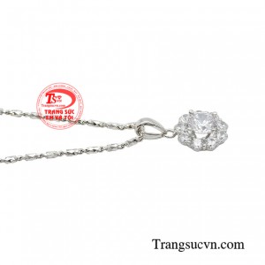 Bên cạnh đó, bộ dây chuyền còn sở hữu nét đẹp vừa trẻ trung vừa toát lên khí chất quyền lực của người phụ nữ.